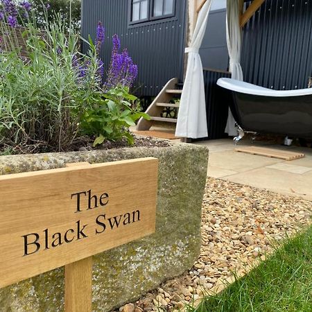 The Black Swan Shepherd Hut Ketton Eksteriør billede
