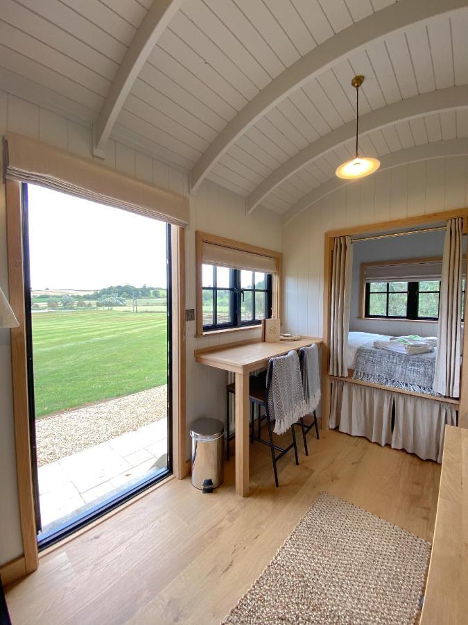 The Black Swan Shepherd Hut Ketton Eksteriør billede